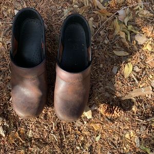 New antique leather dansko matte brown clogs